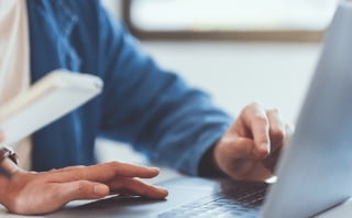 ノートPCのキーボードを叩く手元